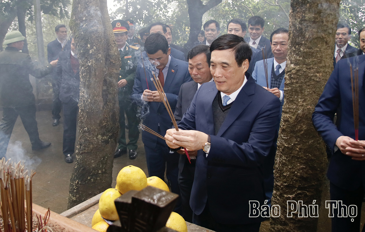 Offering incense to honor the Hung Kings in Lunar New Year 2024.