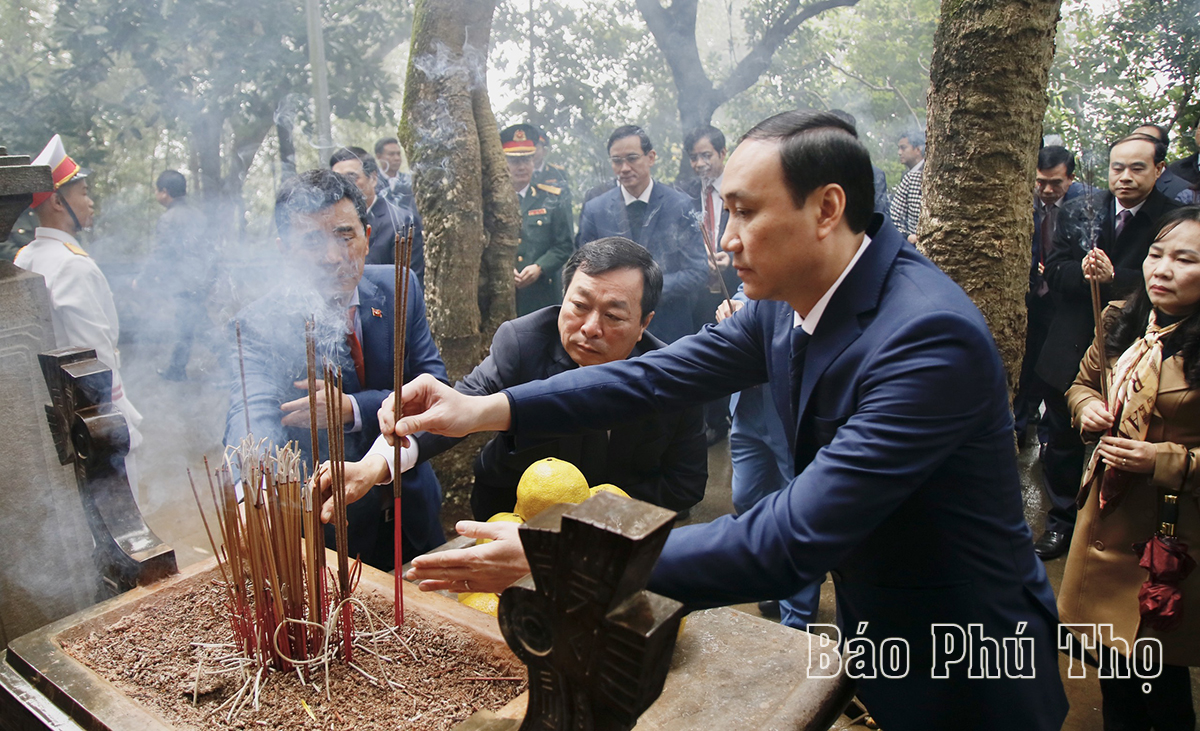 Offering incense to honor the Hung Kings in Lunar New Year 2024.