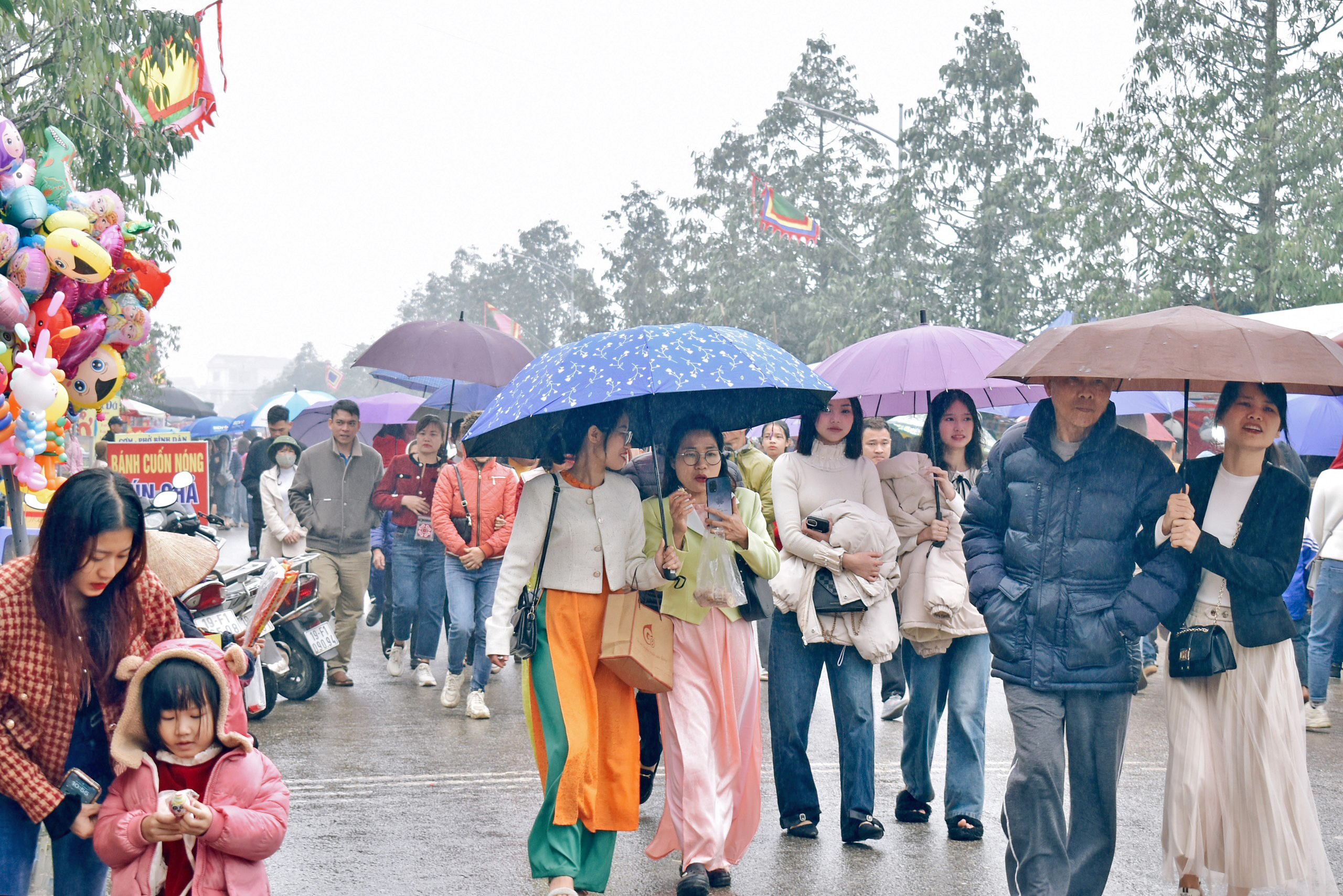 Đền Mẫu Âu Cơ đón hàng nghìn du khách mỗi ngày dù chưa vào chính hội