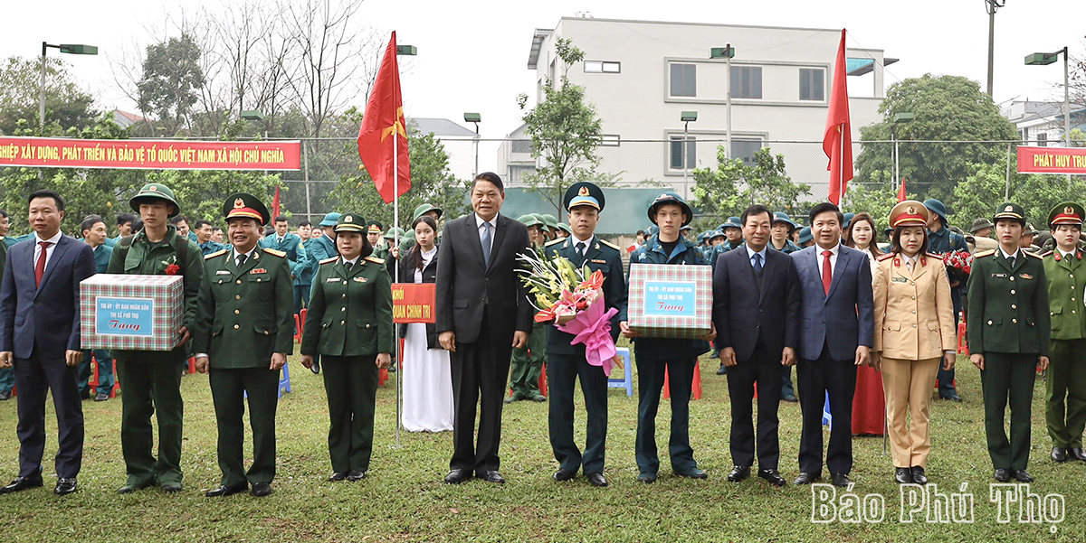 Các đồng chí lãnh đạo tỉnh dự lễ giao, nhận quân năm 2024