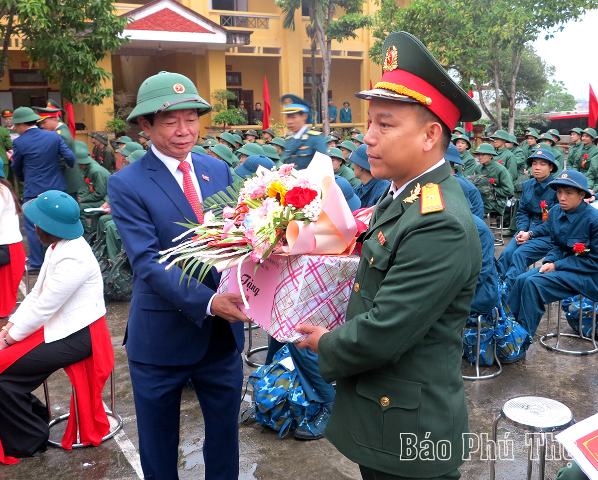 Các đồng chí lãnh đạo tỉnh dự lễ giao, nhận quân năm 2024