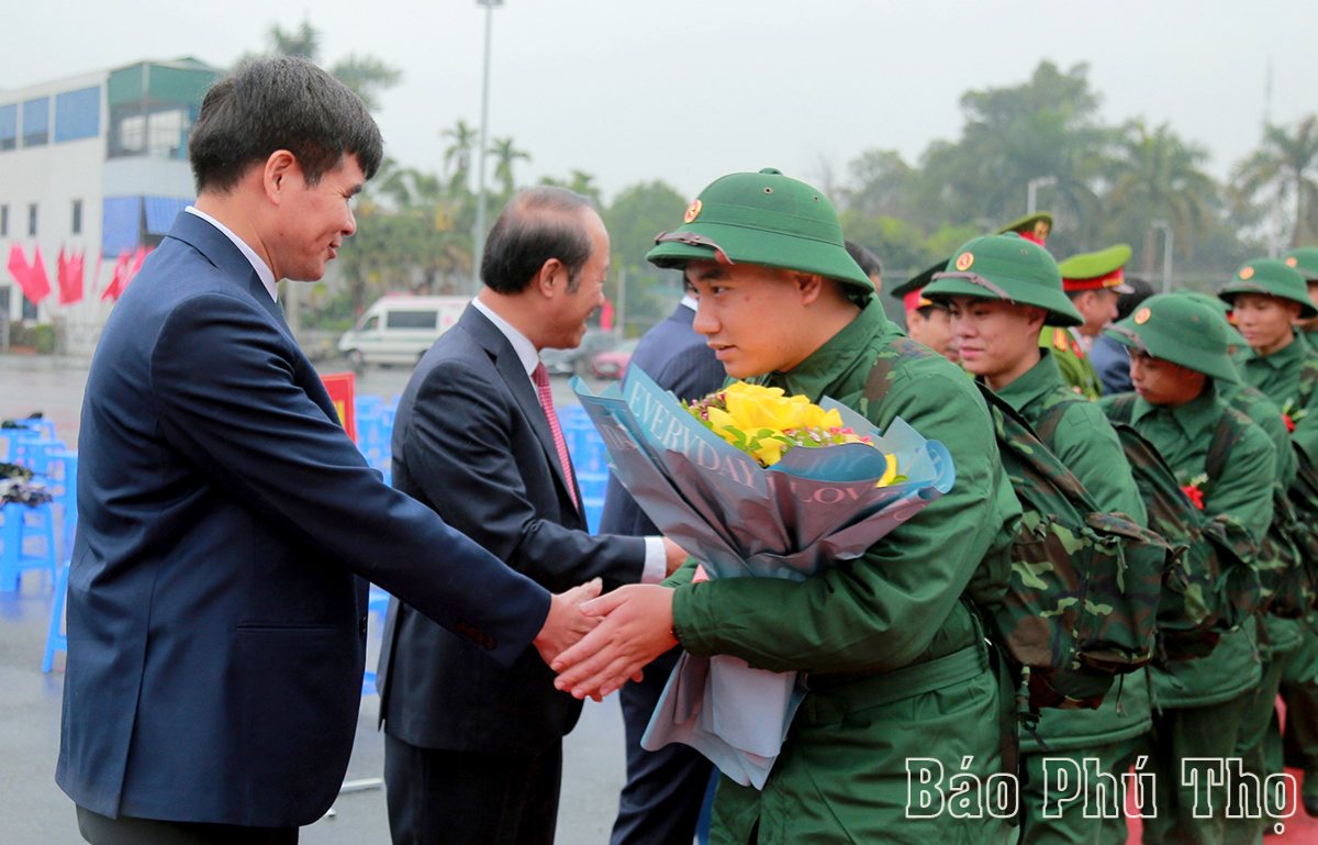 Các đồng chí lãnh đạo tỉnh dự lễ giao, nhận quân năm 2024