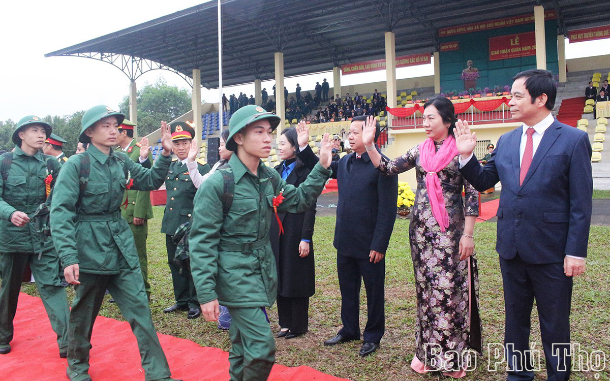 Các đồng chí lãnh đạo tỉnh dự lễ giao, nhận quân năm 2024