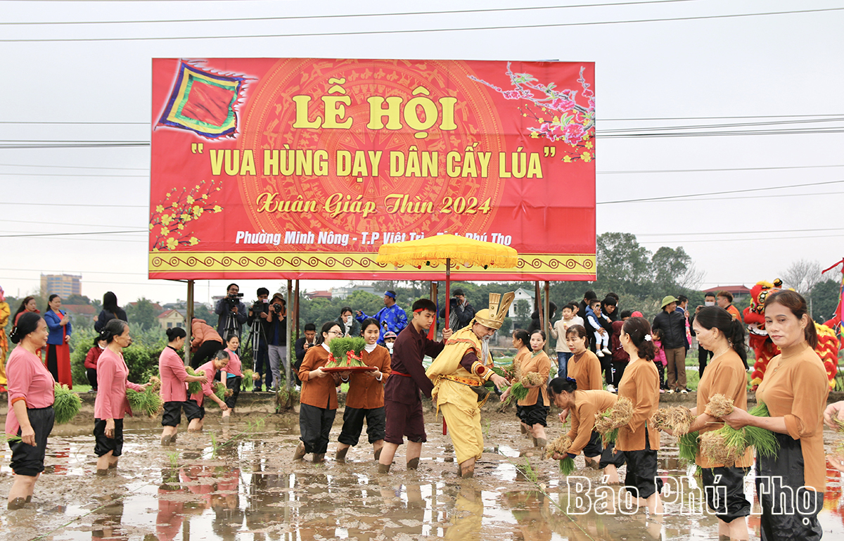 Lễ hội Vua Hùng dạy dân cấy lúa