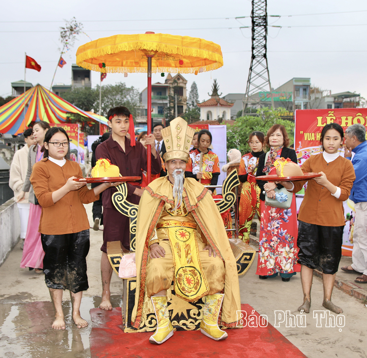 Lễ hội Vua Hùng dạy dân cấy lúa