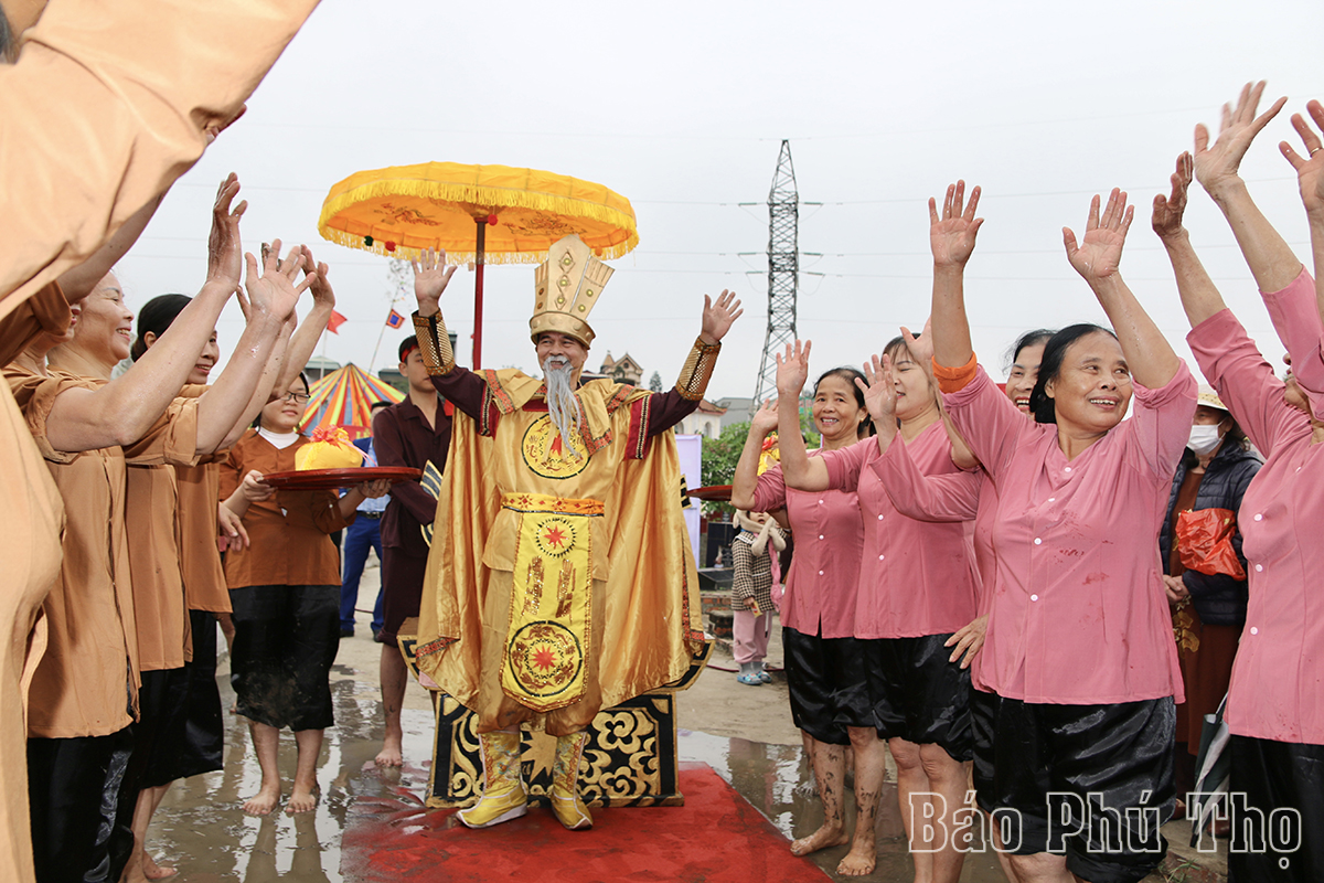 Lễ hội Vua Hùng dạy dân cấy lúa