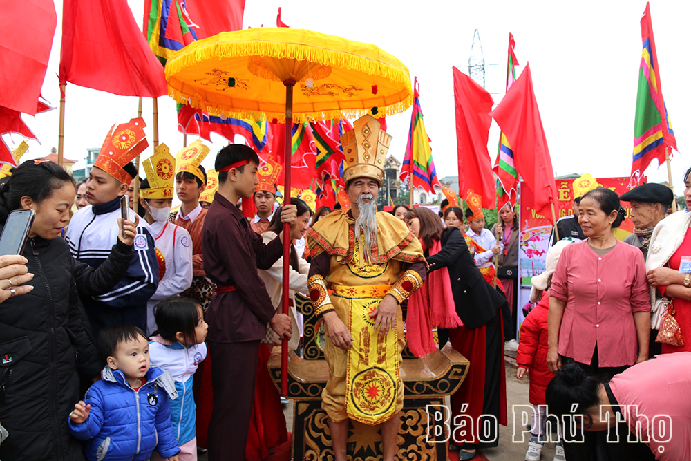 Người nhập vía, vào vai Vua Hùng dạy dân cấy lúa