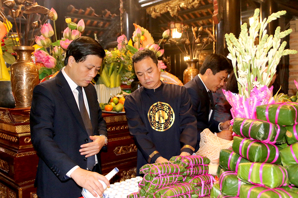 Incense offering ceremony to commemorate Mother Au Co on the “Fairys Descending” day