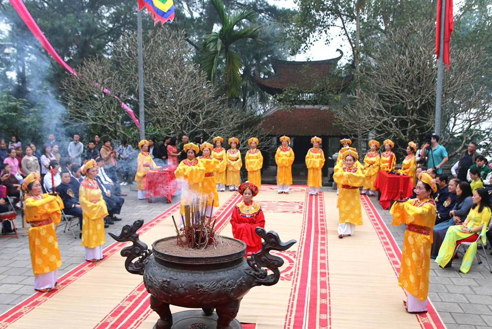 Incense offering ceremony to commemorate Mother Au Co on the “Fairys Descending” day