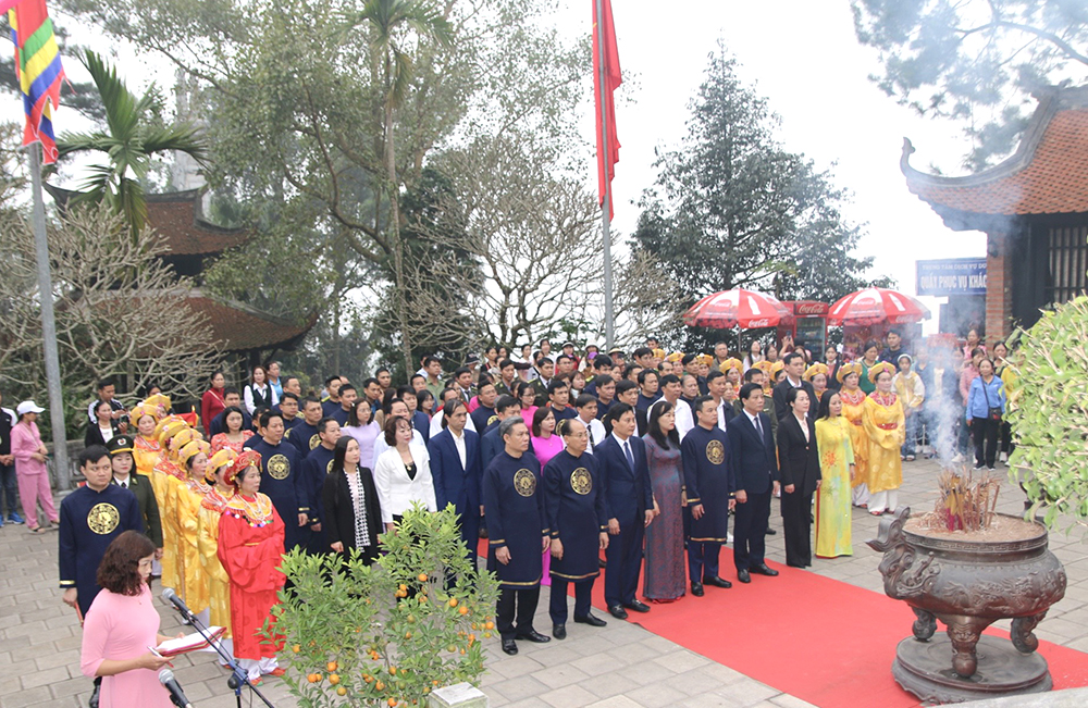 Incense offering ceremony to commemorate Mother Au Co on the “Fairys Descending” day