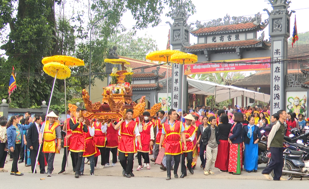 “Processing the King to the village to enjoy Spring Festival”