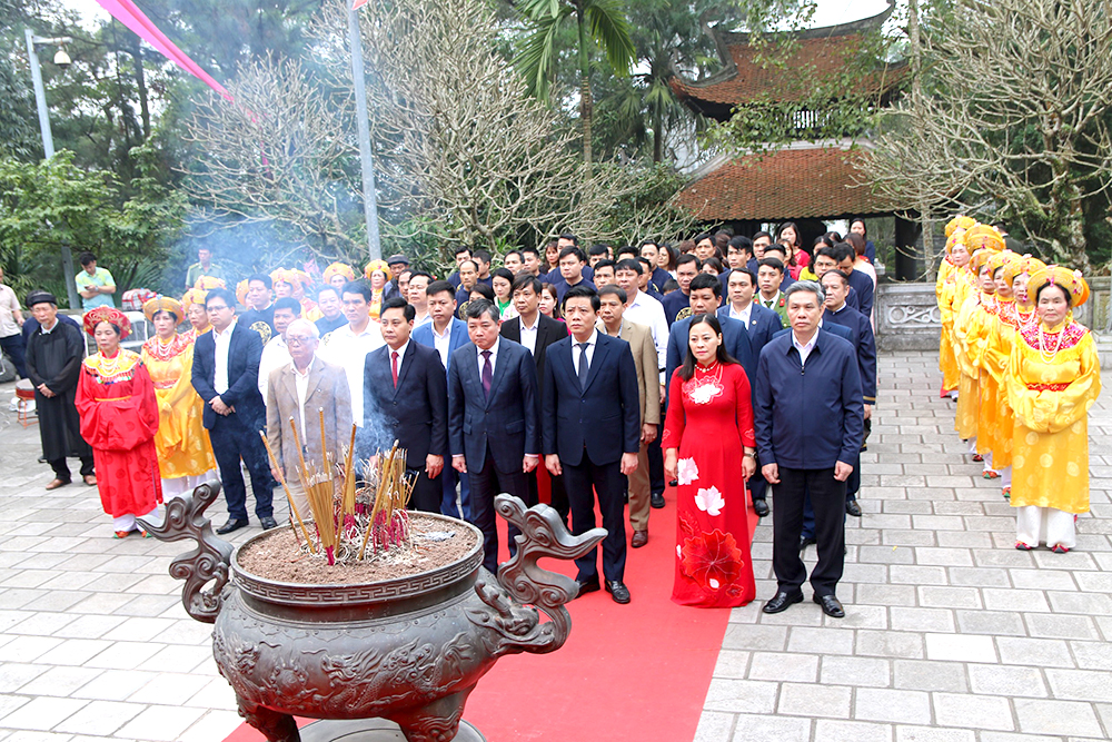 Incense offering ceremony to commemorate Mother Goddess Au Co on the day of Ascension to Immortals