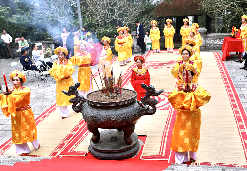 Incense offering ceremony to commemorate Mother Goddess Au Co on the day of Ascension to Immortals