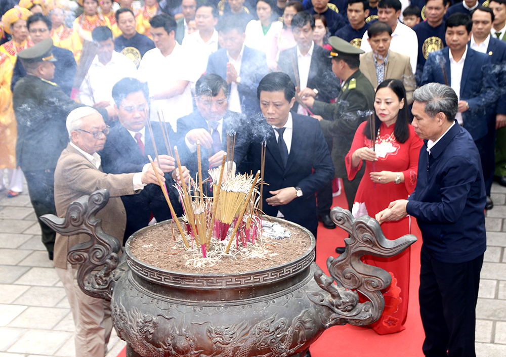 Incense offering ceremony to commemorate Mother Goddess Au Co on the day of Ascension to Immortals