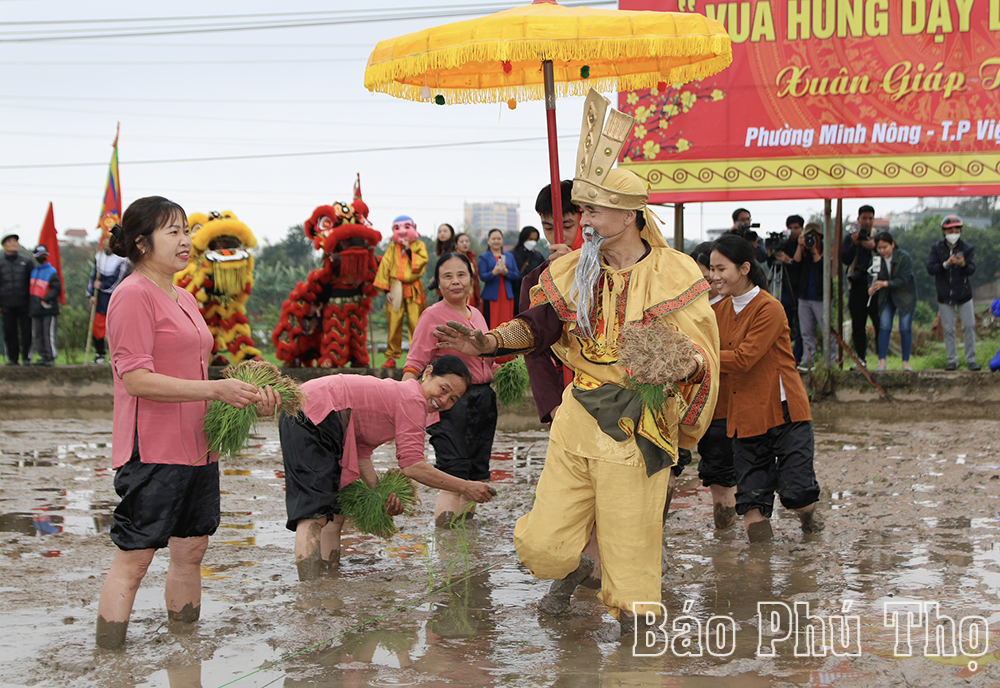 The man who acting Hung King to teach people to cultivate rice