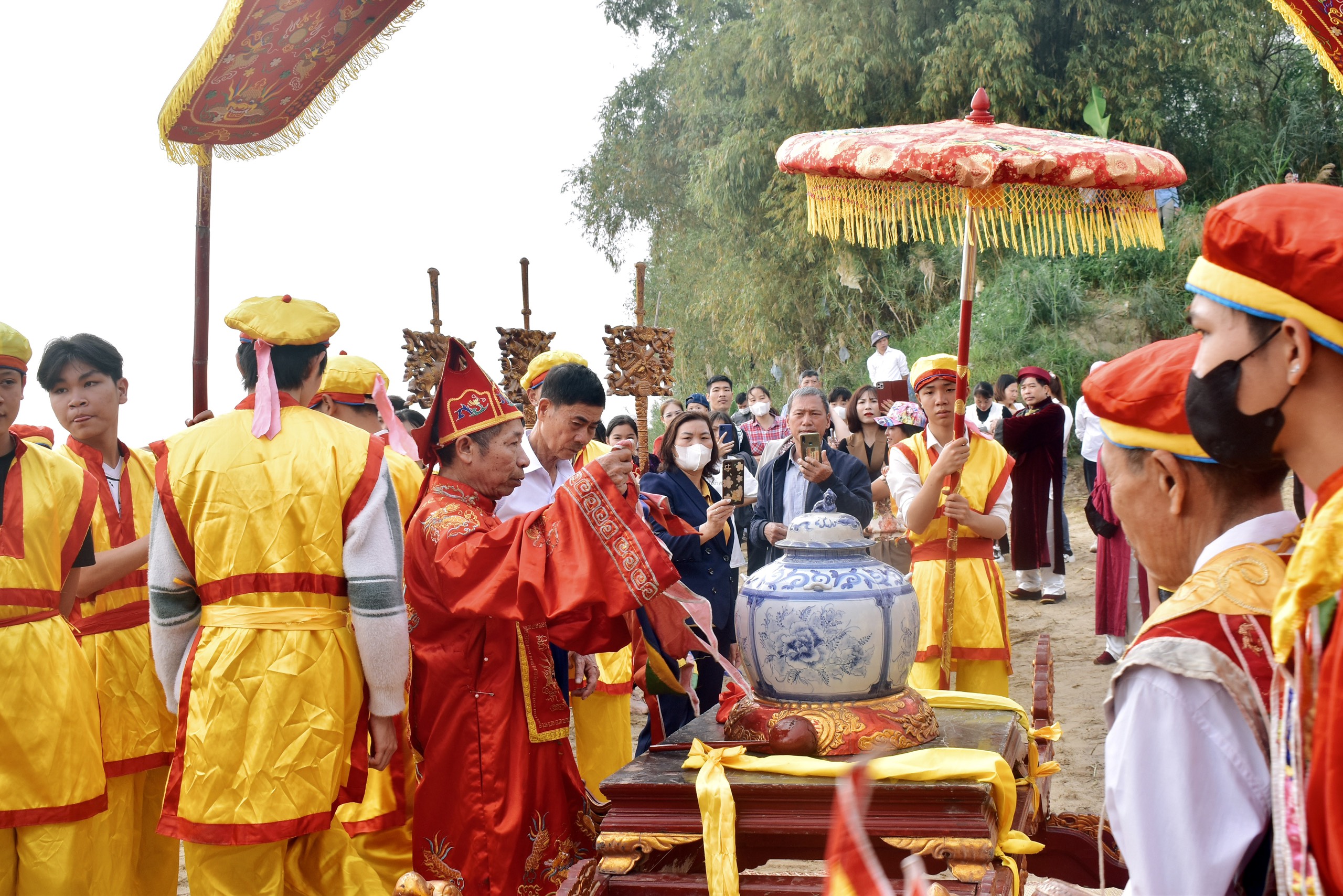 Water procession at Nghe Temple, Dong Communal House