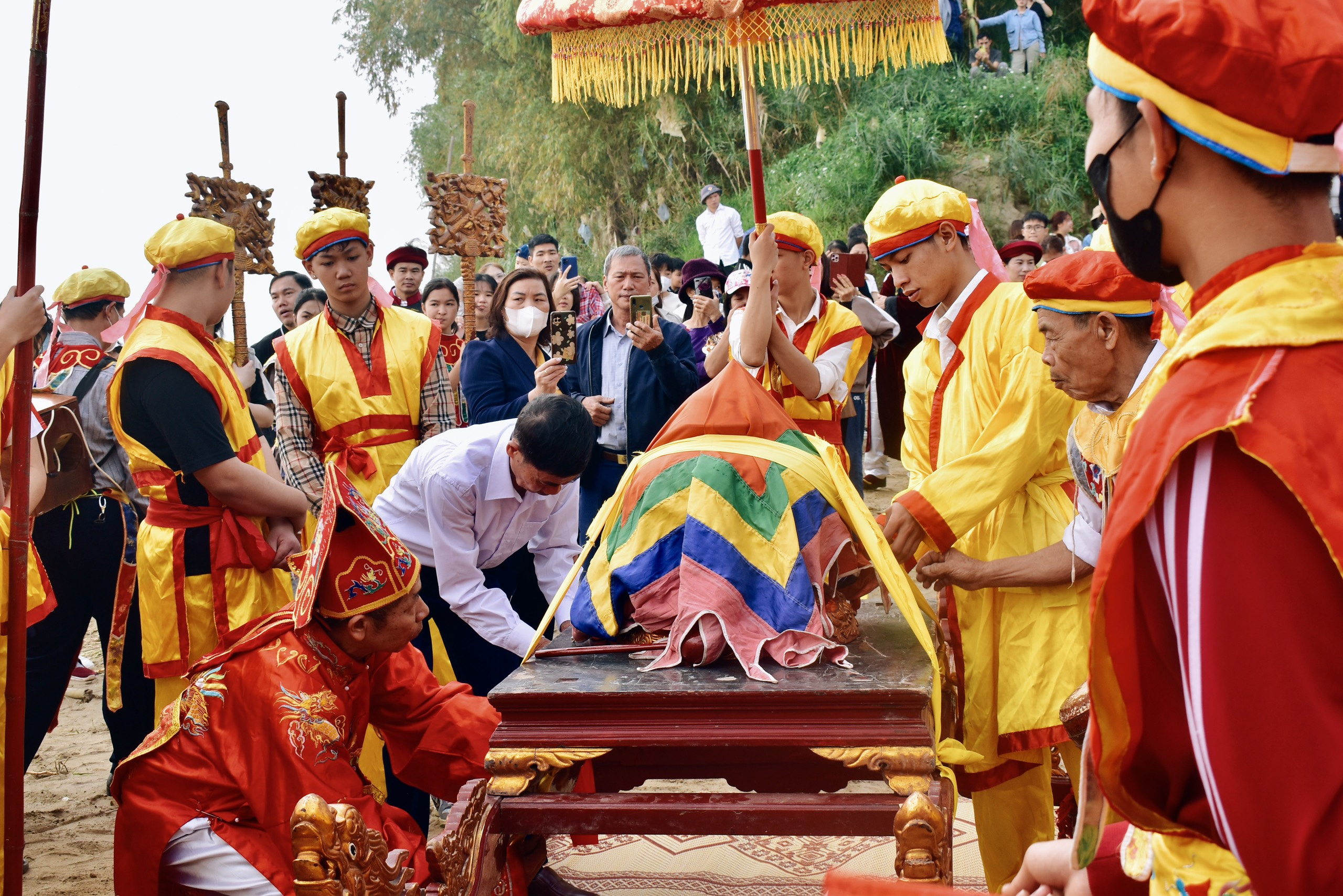 Water procession at Nghe Temple, Dong Communal House