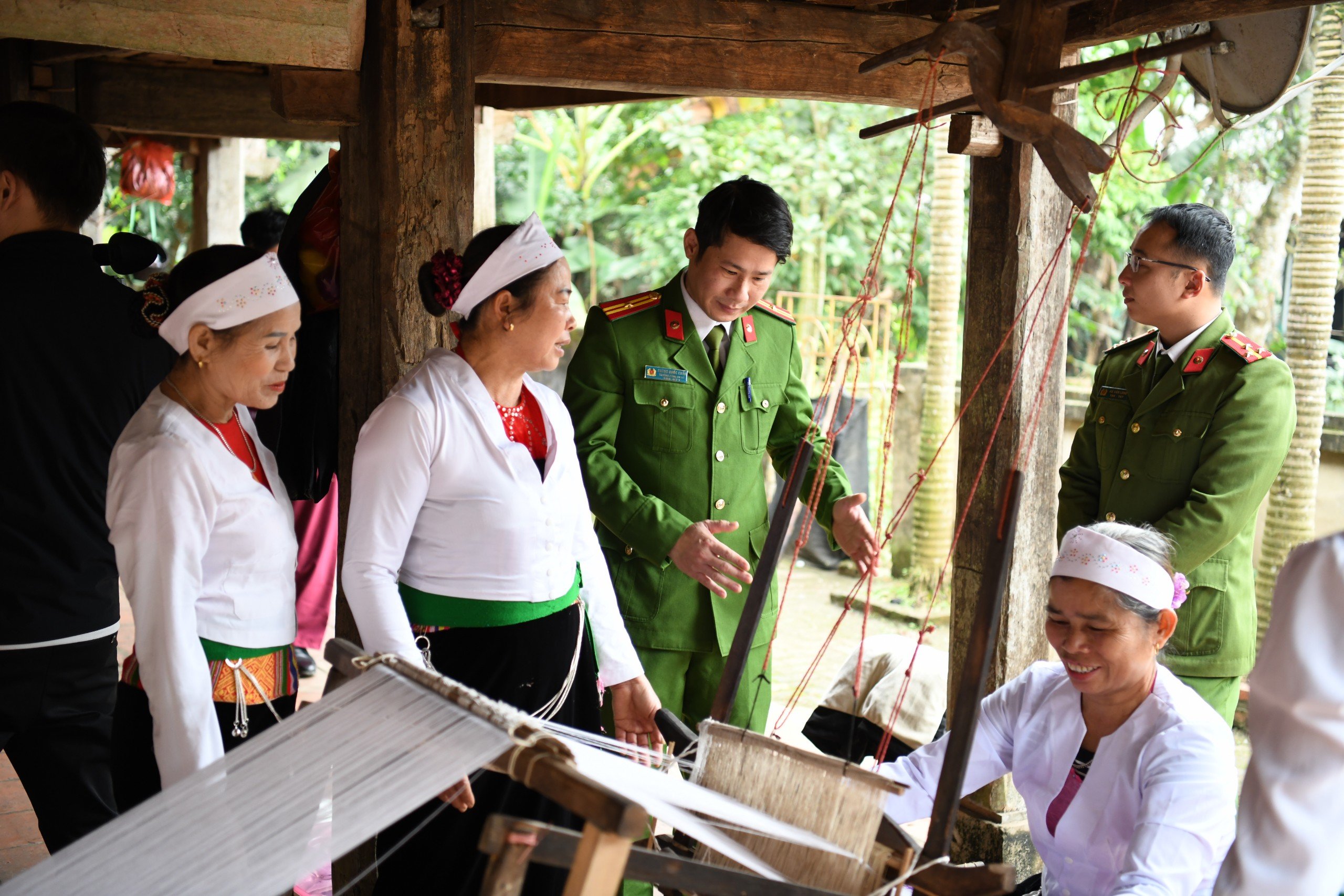 Công an xã trọng dân, gần dân, vì nhân dân phục vụ