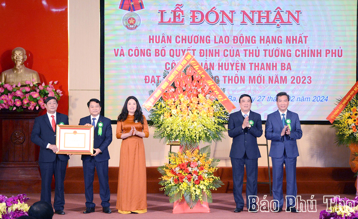 Thanh Ba đón nhận Huân chương Lao động hạng Nhất và Bằng công nhận huyện đạt chuẩn nông thôn mới