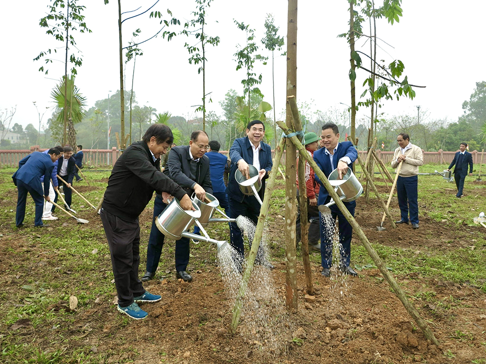 Trao tặng phòng máy tính và thông tin trực tuyến cho Trường Tiểu học Hoàng Cương, huyện Thanh Ba