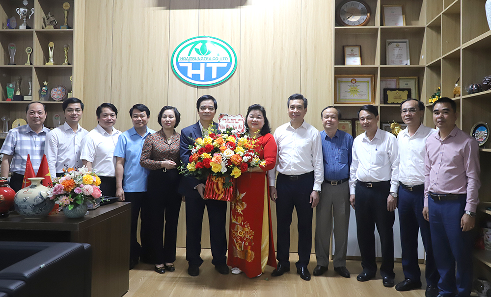 Leaders of the Provincial People’s Committee visits, encourages production and works with a number of processing firms