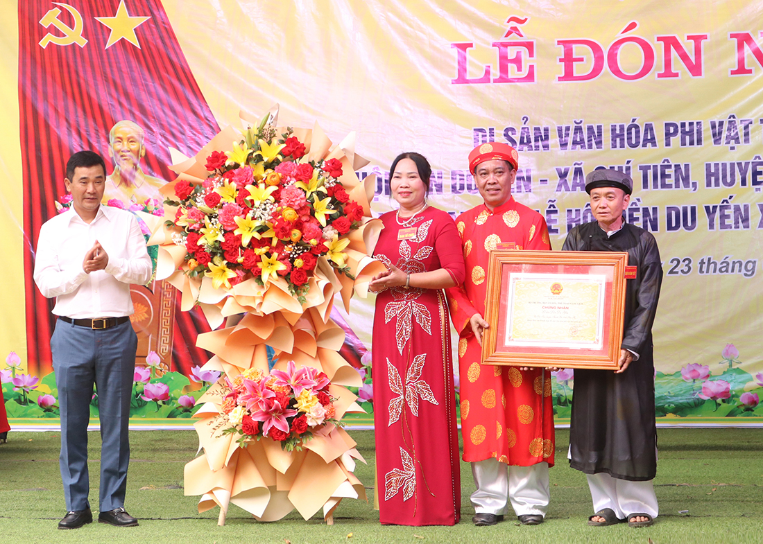 Receiving the National Intangible Cultural Heritage of the Du Yen Temple Festival