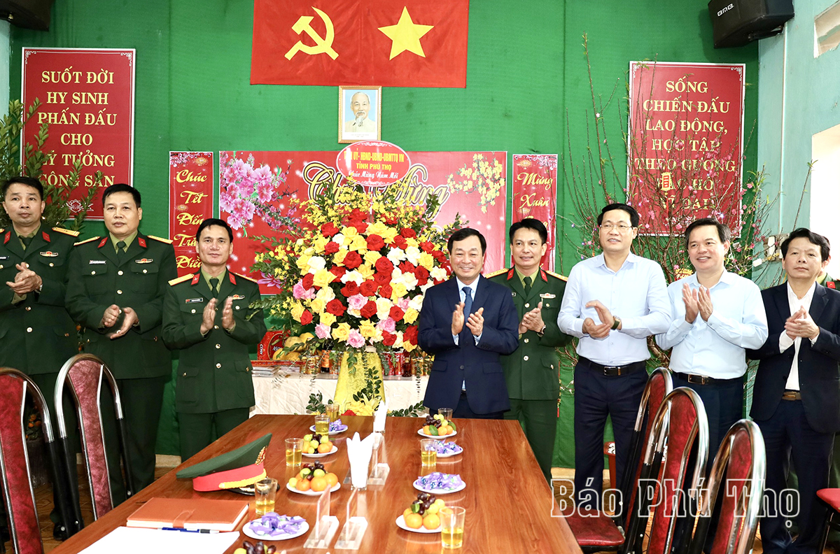 Chairman of the Provincial People’s Committee Bui Van Quang inspects the military force on duty during Tet