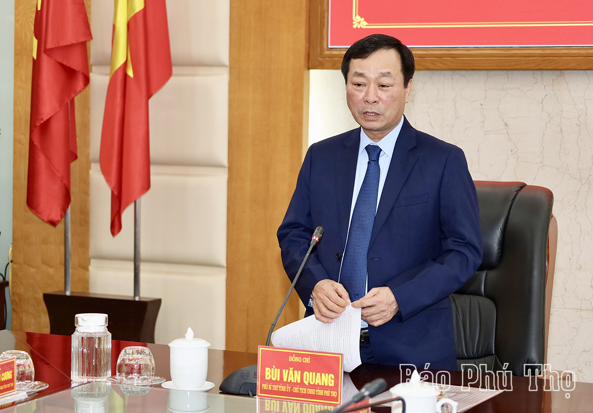 Chairman of the Provincial People’s Committee Bui Van Quang inspects the military force on duty during Tet