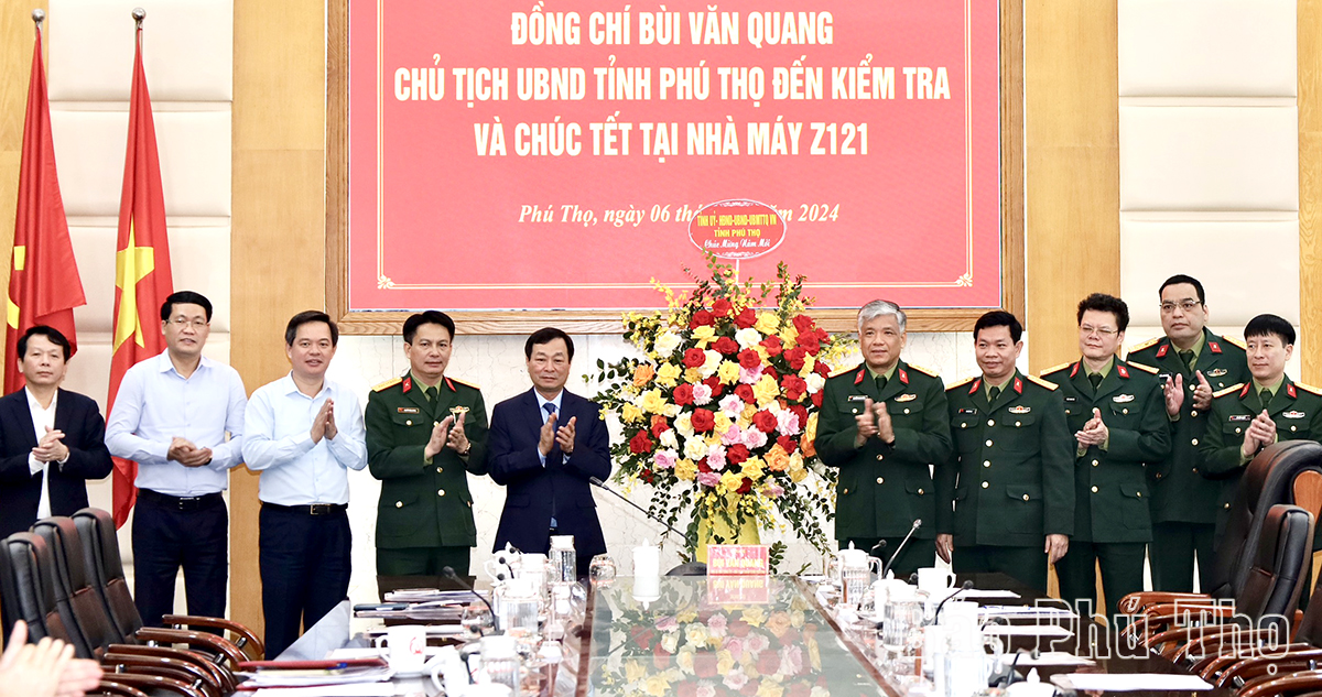 Chairman of the Provincial People’s Committee Bui Van Quang inspects the military force on duty during Tet