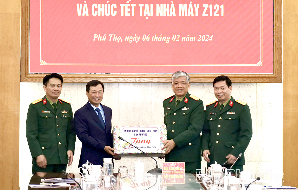 Chairman of the Provincial People’s Committee Bui Van Quang inspects the military force on duty during Tet