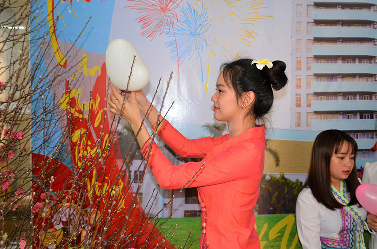 Lao students celebrate the Vietnamese New Year