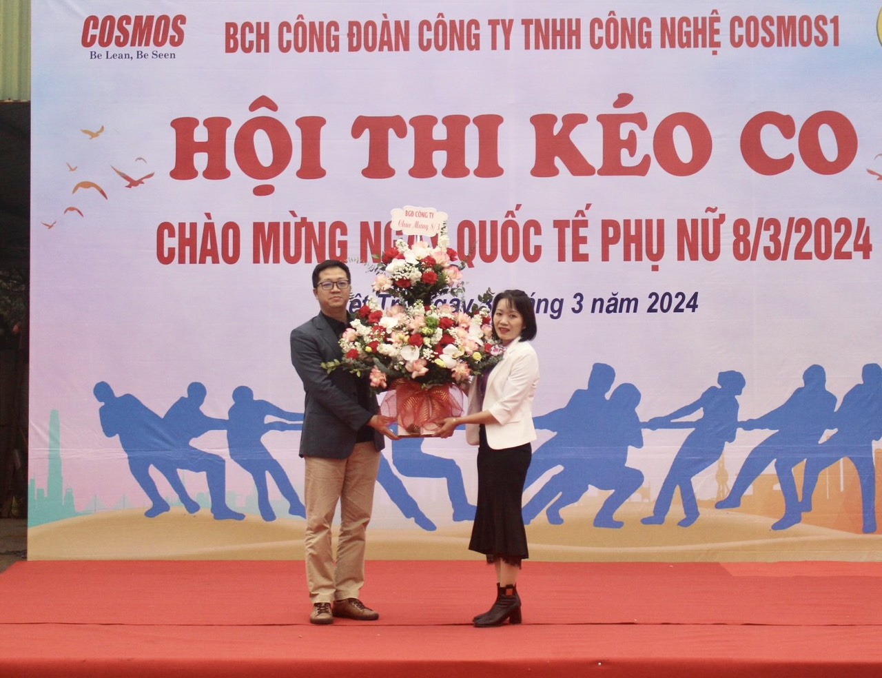 Hội thi kéo co chào mừng ngày Quốc tế Phụ nữ 8/3