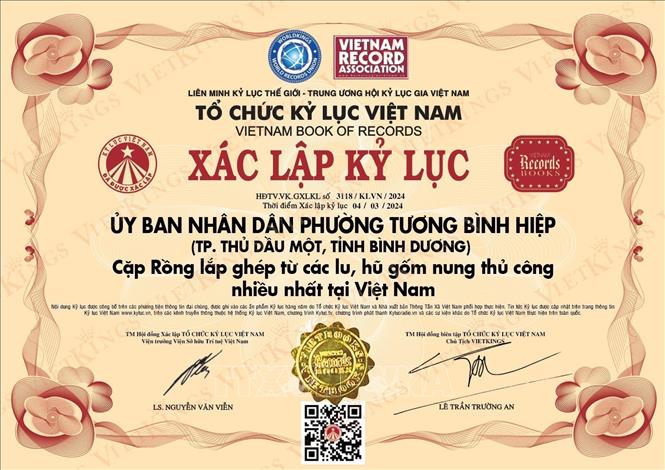 Hai linh vật Rồng lắp ghép từ lu, hũ gốm nung thủ công được xác lập kỷ lục Việt Nam