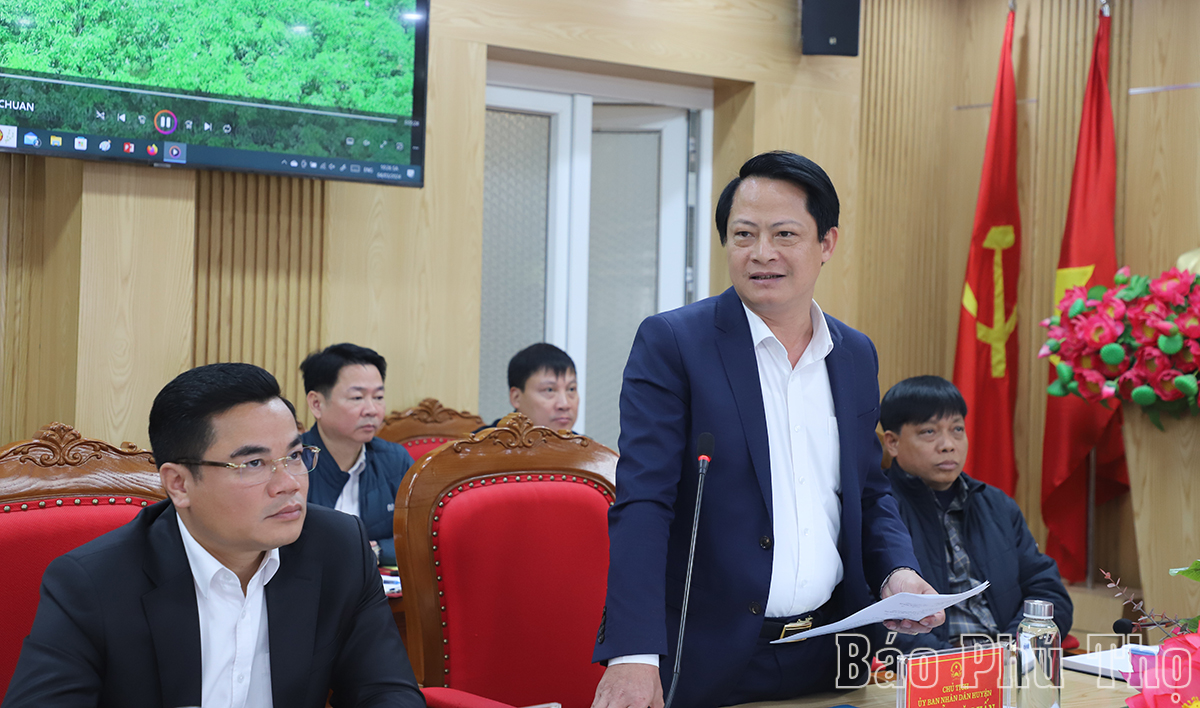 Inspecting the situation of grapefruit tree development in Doan Hung district