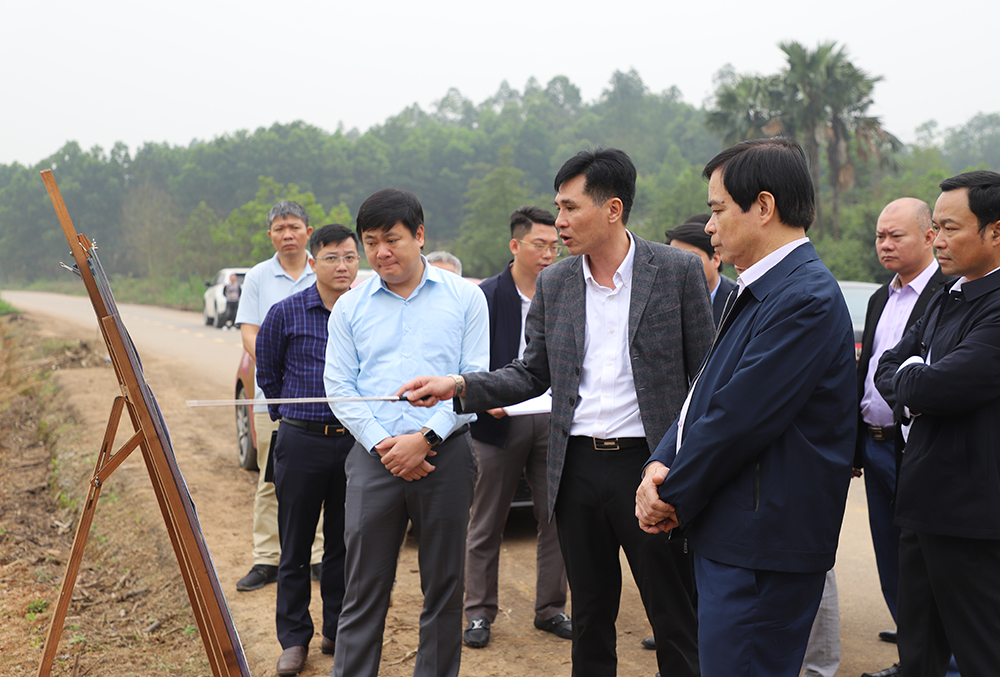 Vice Chairman of the Provincial Peoples Committee Nguyen Thanh Hai examined the progress of the Industrial Cluster construction