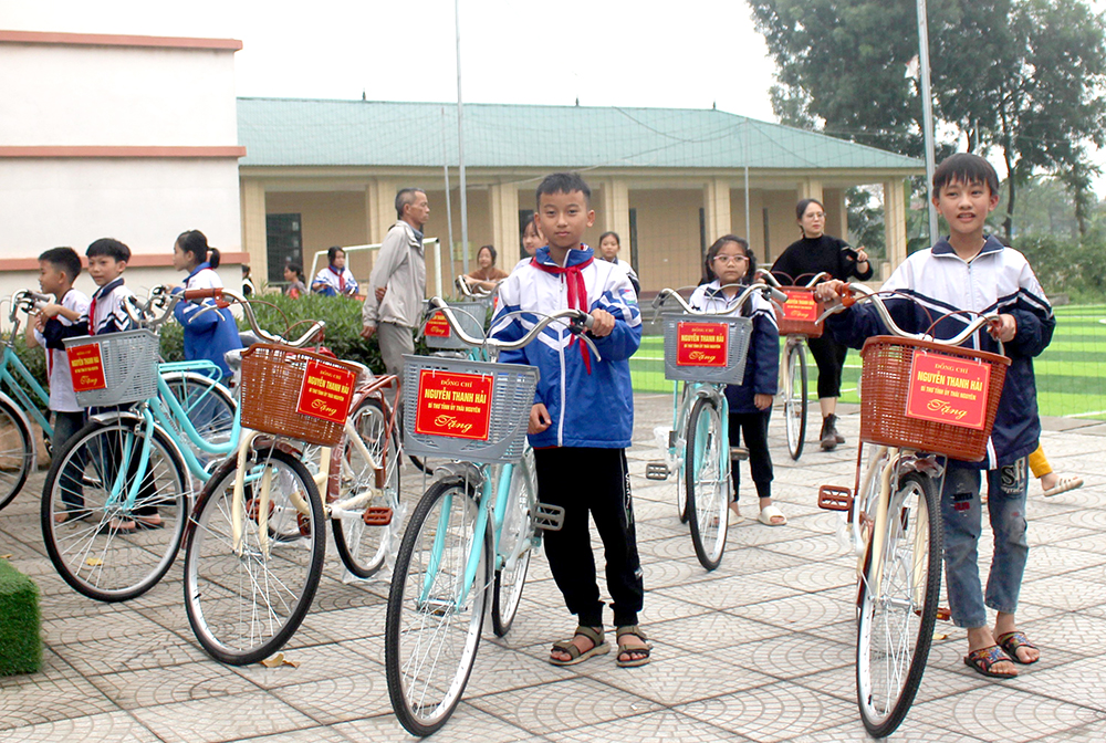 Trao tặng 50 xe đạp cho học sinh có hoàn cảnh khó khăn