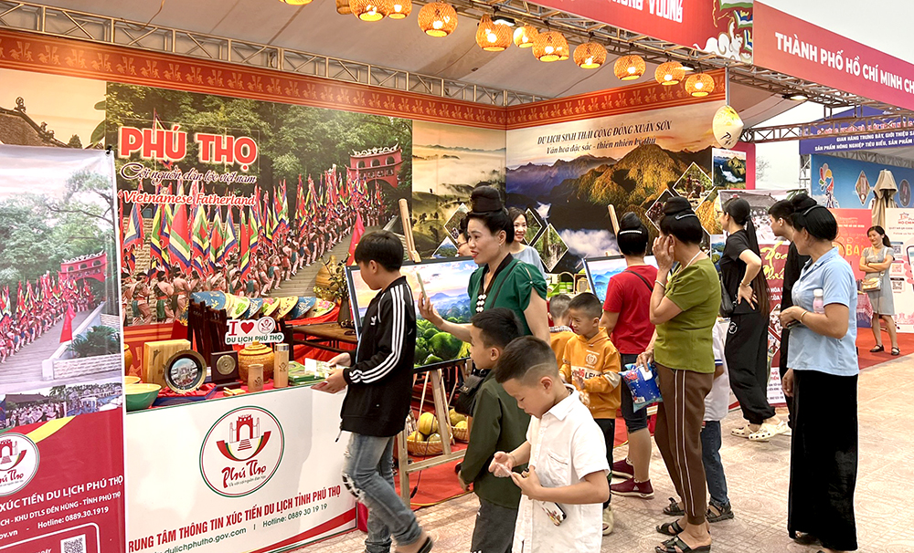 Phu Tho displays and introduces culture and tourism products in Dien Bien