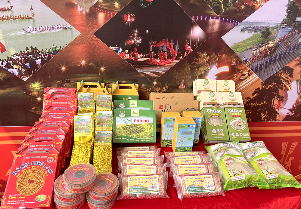 Phu Tho displays and introduces culture and tourism products in Dien Bien