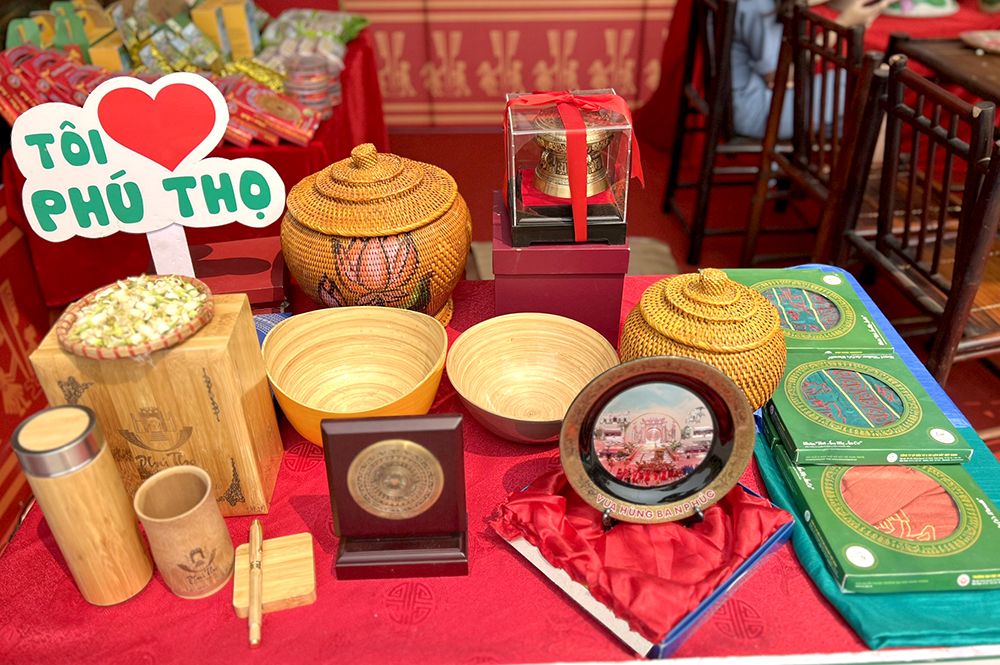 Phu Tho displays and introduces culture and tourism products in Dien Bien