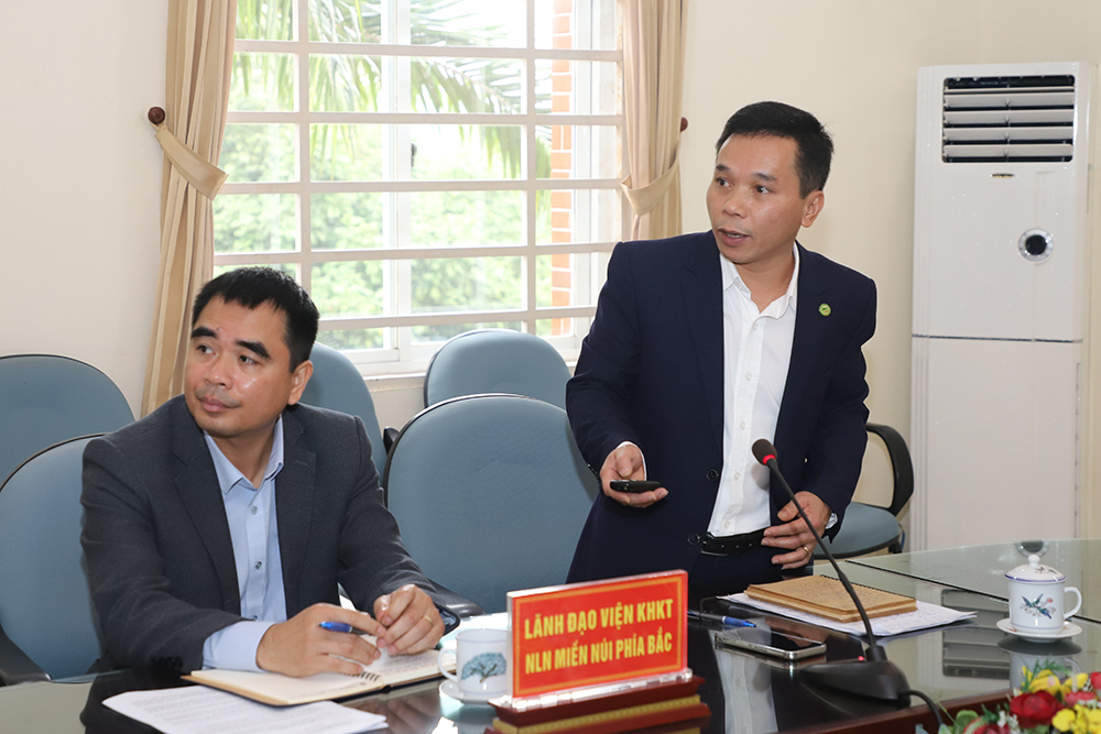 Chairman of the Provincial Peoples Committee Bui Van Quang works with Northern mountainous Agriculture and Forestry Science Institute