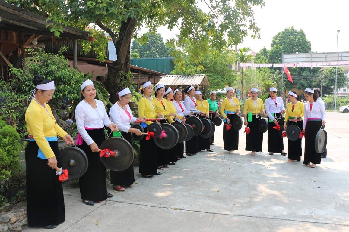 Tan Son: Elderly people preserve national cultural identity