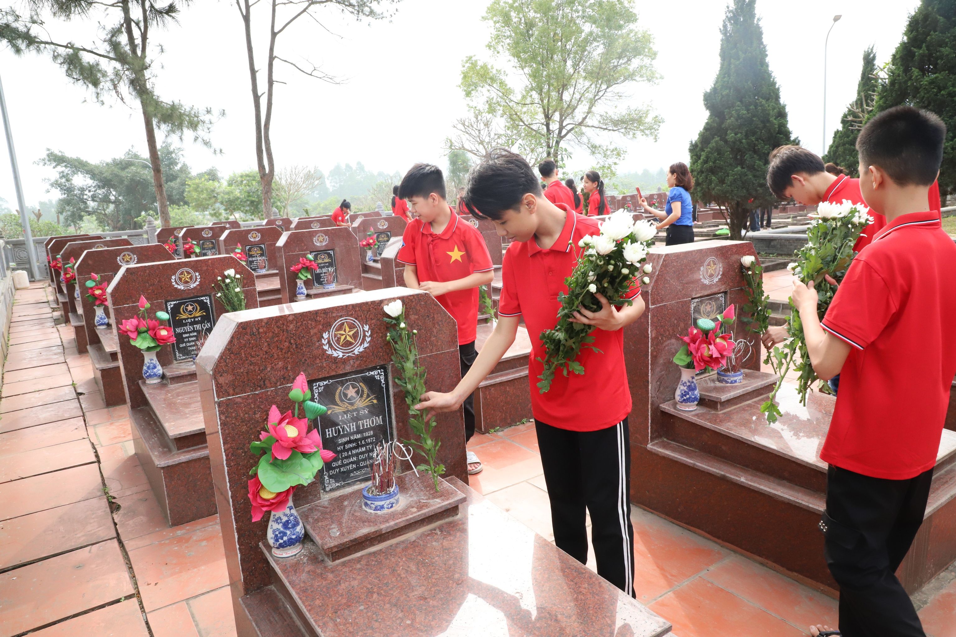 Học sinh khuyết tật dâng hương tưởng niệm các Anh hùng liệt sĩ