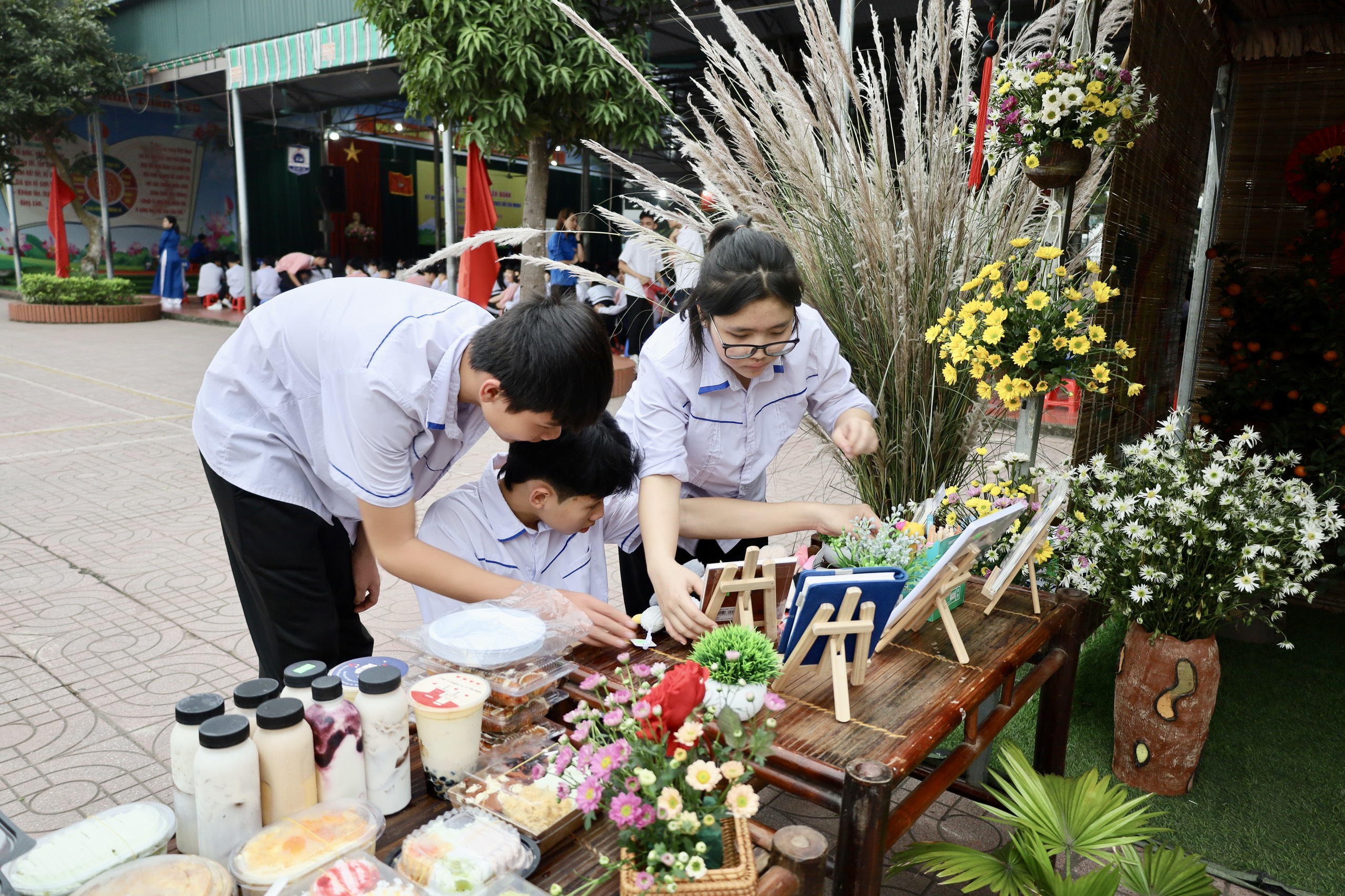 Tổ chức hội chợ và các trò chơi dân gian