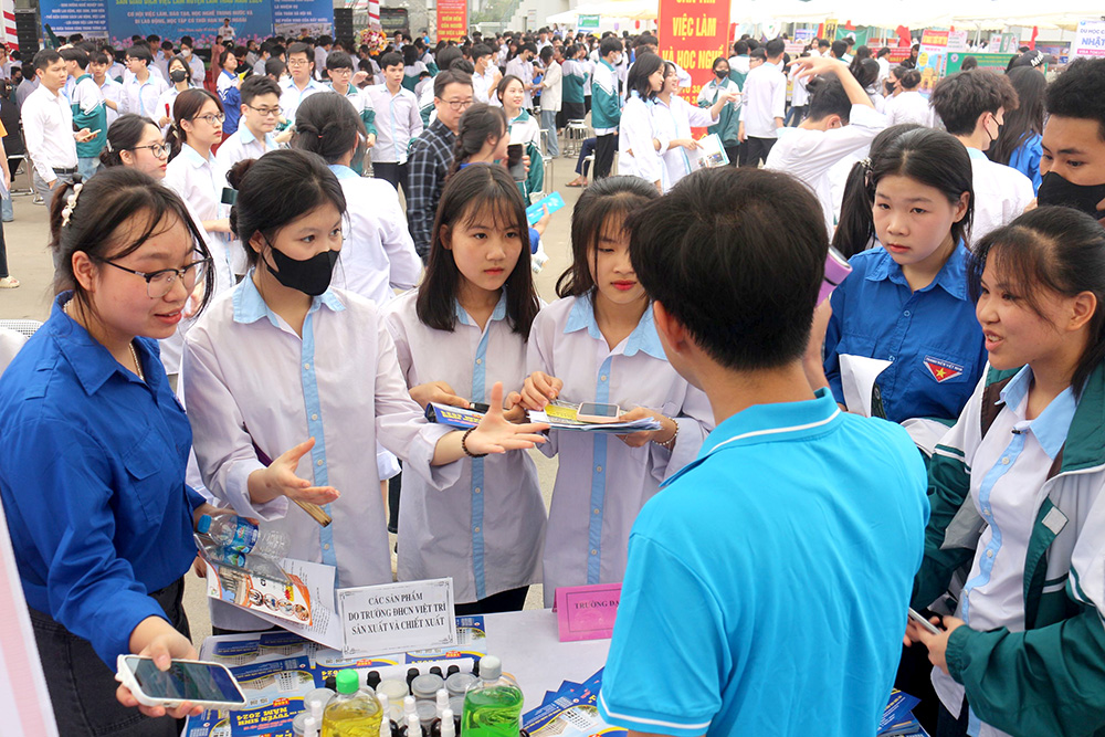 Opening of the Job Exchange in Lam Thao district