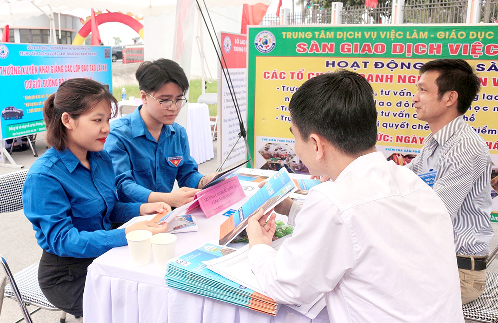 Opening of the Job Exchange in Lam Thao district