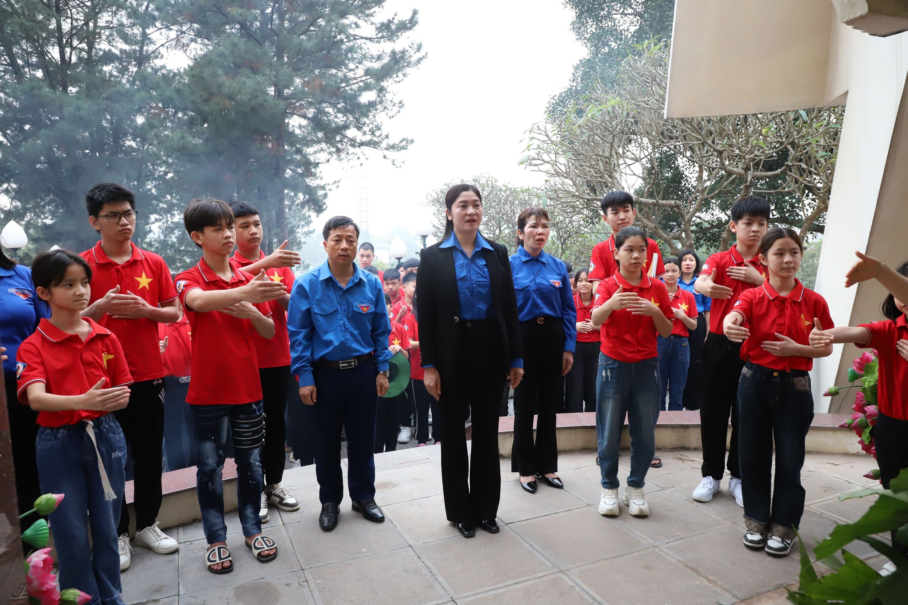 Disabled students offer incense to commemorate fallen heroes