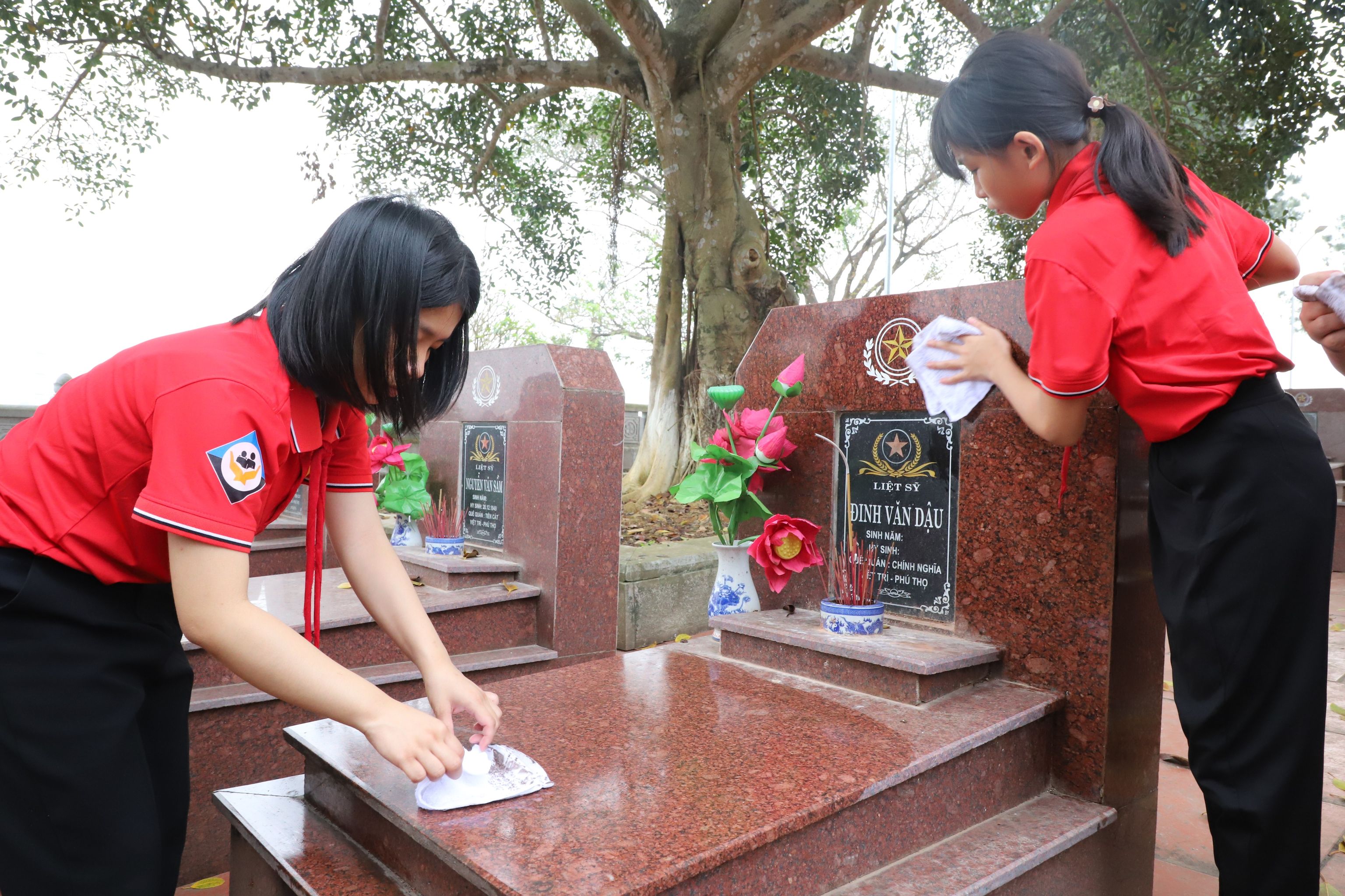 Disabled students offer incense to commemorate fallen heroes