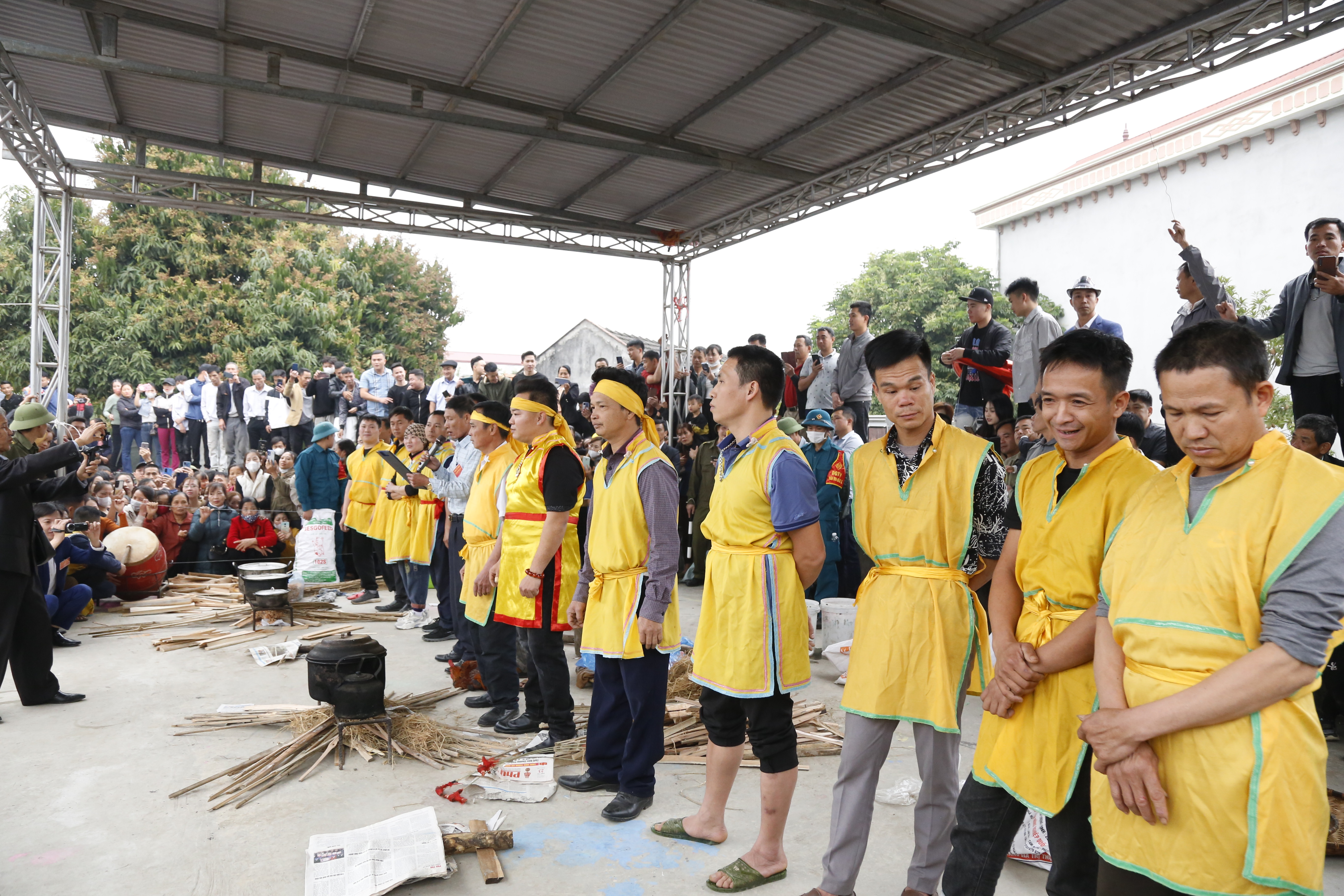 Unique fire making and cooking competition in Dao Xa