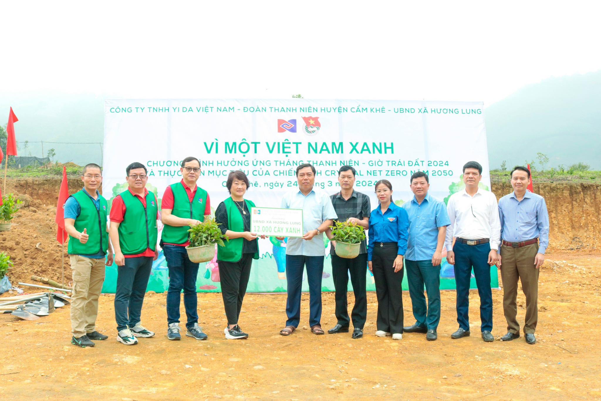 Giving 12,000 seedlings in Cam Khe district