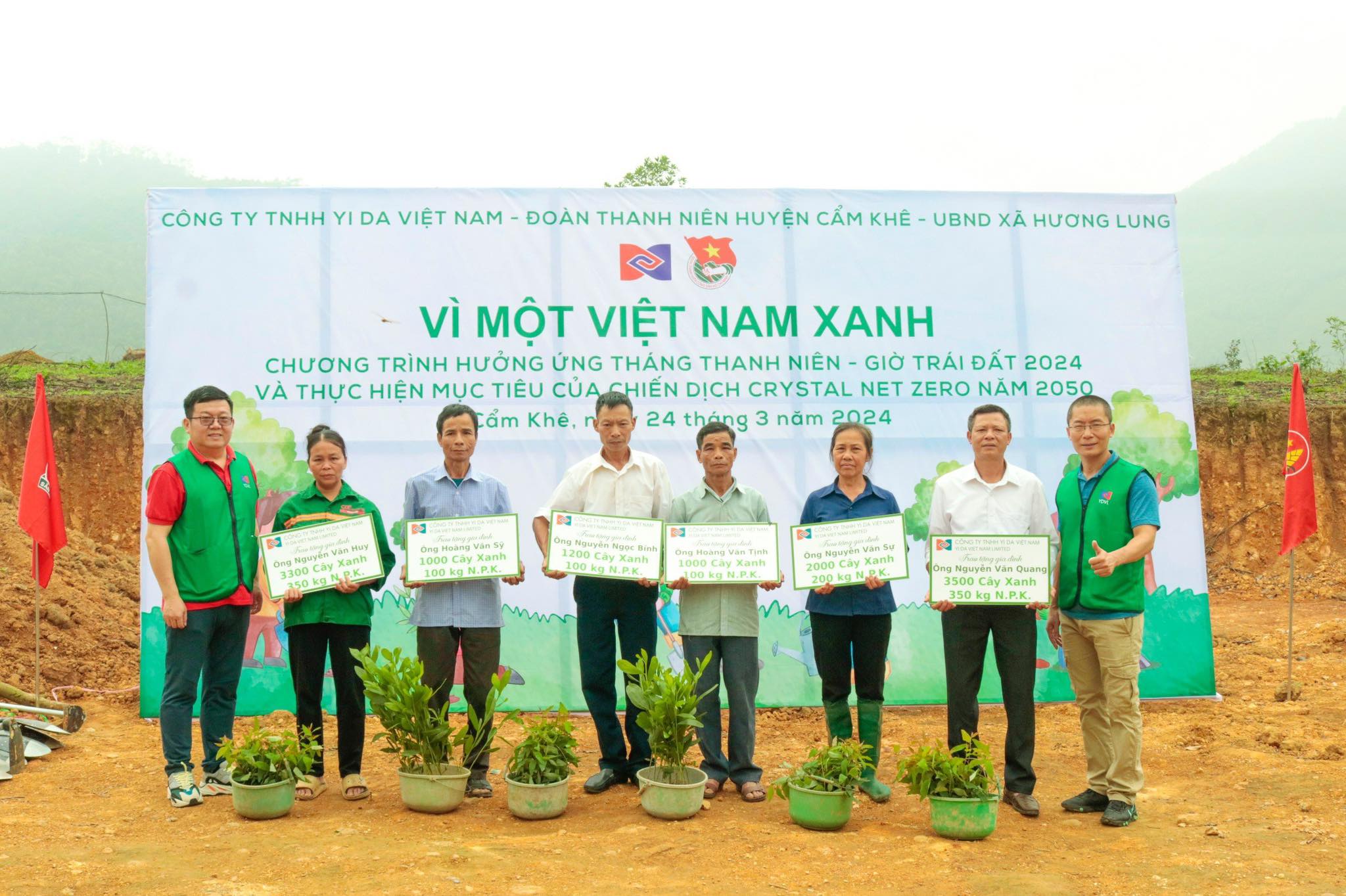 Giving 12,000 seedlings in Cam Khe district